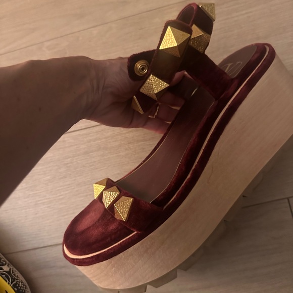 Very exclusive  Valentino Platform. Burgundy the Pantone of this year - Picture 1 of 4
